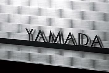 ステンレスのヘアラインをレンガ調に見せることで、壁面との親和性がアップします。