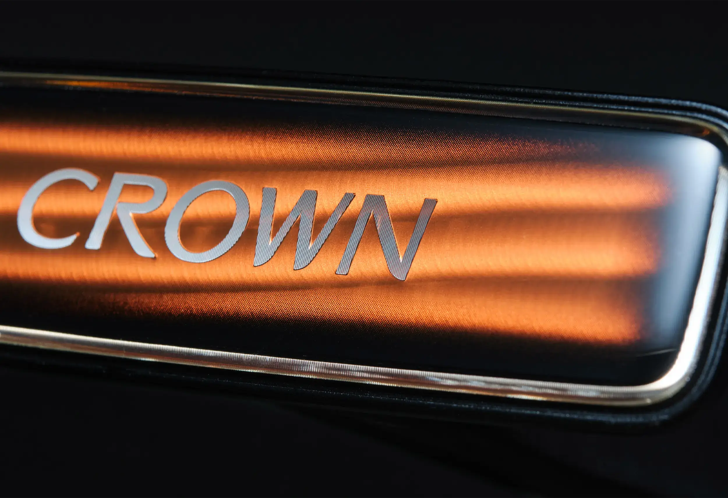 表面は樹脂コーティングがしてありますが、内部にもアルミ板が埋め込まれています。スピンラインをウェーブさせて重ねることで不思議な立体感を出し、ブラウンとブラックの色に文字の切削が入り足元でも十分に存在感を発揮します。