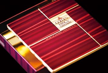 蓋と容器の両方にS字のスピンラインを施したブリキ缶。40年以上前から使用されていたベストセラーです。