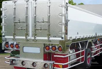 魚のウロコのようなスピン仕上げがアートトラックで人気。デコトラの時代から継続して根強いファンがいる加飾です。