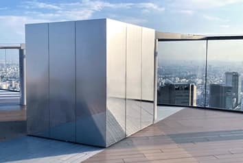 パネルの上の方はバイブレーション加工で白っぽくして目線を隠し、パネルの下の方は鏡面加工で空間を広く演出できます。