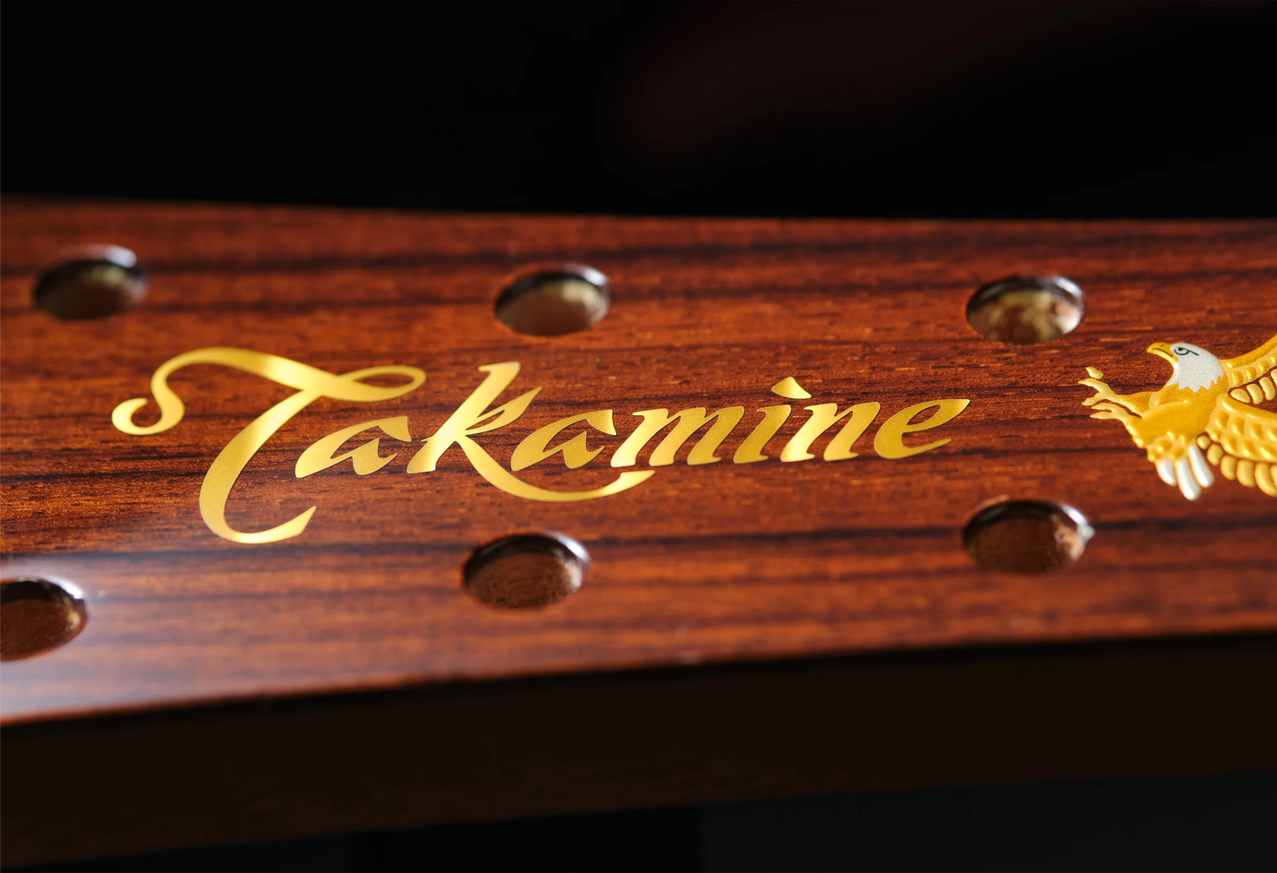 ネームプレートとして抜き出した切り文字にも縦方向にスピンラインを入れ、ゴールドのアルマイトを施すことで金色の陰影が入ります。0.1tの極薄のアルミをシールにして貼り付けることで、クリア塗装を行うと埋め込んだように見えます。