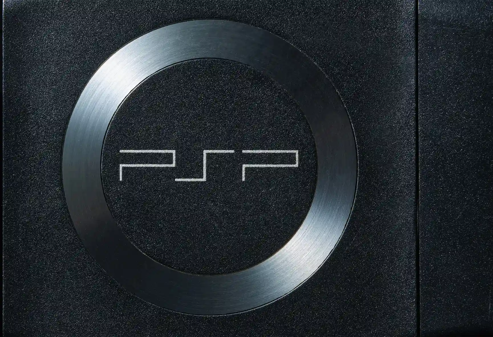 ゲーム機の裏側にアルミのリングスピンがはめ込んであり、ロゴを引き立たせています。このように世界中に出荷されていた大量生産品でも数量対応可能です。